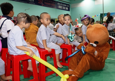 “Chú gấu Ngọc Trân” pha trò, nhảy múa và thổi bong bóng tặng các em vui Trung thu.