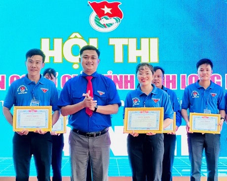  Anh Trần Công Khánh- Bí thư Tỉnh Đoàn Vĩnh Long, trao giấy khen cho thí sinh đạt giải nhất và giải nhì