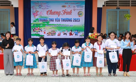 Văn phòng phía Nam- Liên hiệp các tổ chức hữu nghị Việt Nam trao học bổng cho các em học sinh.