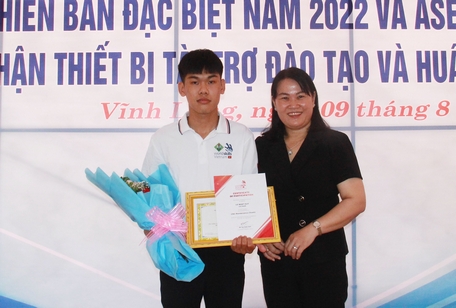 Cựu học sinh Trường THPT Hựu Thành được khen thưởng vì có thành tích cao trong kỳ thi tay nghề Asean và thế giới.