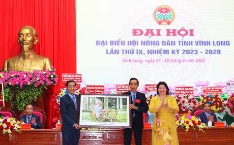 Bà Cao Xuân Thu Vân- Phó Chủ tịch BCH Trung ương Hội Nông dân Việt Nam trao tặng đại hội bức tranh chân dung Chủ tịch Hồ Chí Minh.