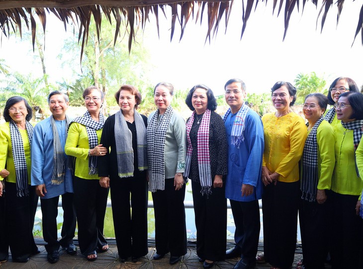 Phó chủ tịch nước Võ Thị Ánh Xuân (thứ 5 từ trái qua) cùng đại biểu tham dự Festival áo bà ba tại tỉnh Hậu Giang - Ảnh: MINH TRUNG