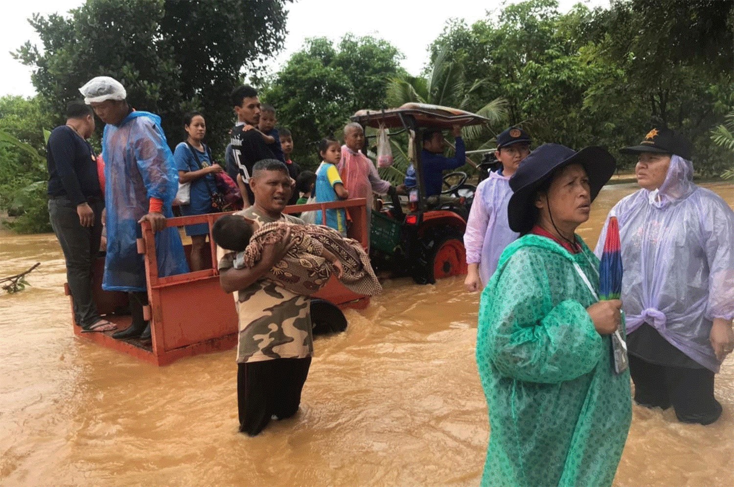 Chính quyền địa phương phát hàng cứu trợ cho người dân bị ảnh hưởng bởi lũ lụt ở Khao Saming, Trat, hôm 29/9/2023. (Ảnh: Jakkrit Waewkraihong/Bangkok Post)