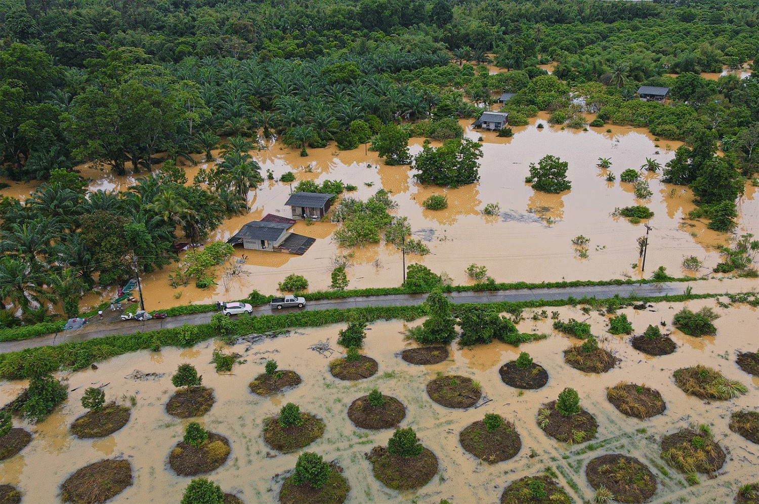Ngập lụt nghiêm trọng tại quận Khao Saming của tỉnh Trat, Thái Lan. (Ảnh: Jakkrit Waewkraihong/Bangkok Post)