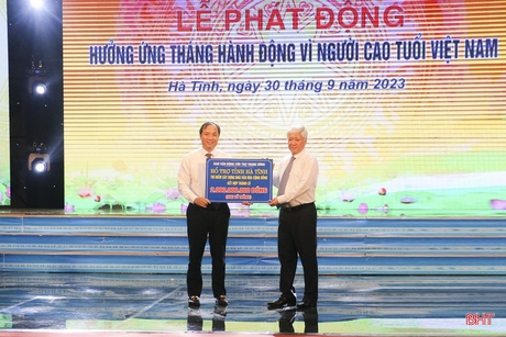 Dịp này, Ban Vận động cứu trợ Trung ương hỗ trợ tỉnh Hà Tĩnh 2 tỷ đồng để xây dựng nhà văn hóa cộng đồng kết hợp tránh, trú bão lũ.
