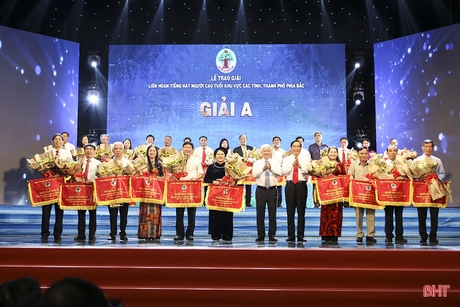 Chủ tịch Ủy ban Trung ương MTTQ Việt Nam Đỗ Văn Chiến, Chủ tịch Trung ương Hội Người cao tuổi Việt Nam Nguyễn Thanh Bình trao giải A cho các đoàn.