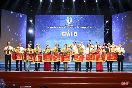 Bí thư Tỉnh ủy Hà Tĩnh Hoàng Trung Dũng và Thứ trưởng Bộ LĐ-TB&XH Nguyễn Văn Hồi trao giải B cho các đoàn.