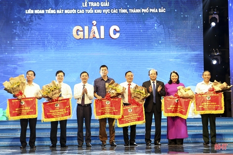 Phó Chủ tịch Trung ương Hội Người cao tuổi Việt Nam Trương Xuân Cừ, Phó Chủ tịch UBND tỉnh Hà Tĩnh Lê Ngọc Châu trao giải C cho các đoàn.