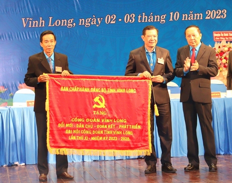 Đồng chí Nguyễn Thành Thế- Phó Bí thư Thường trực Tỉnh uỷ trao bức trướng “Đổi mới- Dân chủ- Đoàn kết- Phát triển” của BCH Đảng bộ tỉnh tặng cho đại hội .