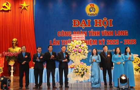 Bà Thái Thu Xương- Phó Chủ tịch Tổng Liên đoàn Lao động Việt Nam tặng hoa chúc mừng đại hội.