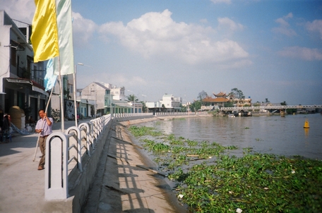 Kè vừa là công trình chỉnh trang đô thị, vừa là đê ngăn triều cường. Trong ảnh: Kè khu vực chợ Cái Vồn (TX Bình Minh).