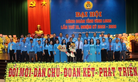Phó Chủ tịch Tổng Liên đoàn Lao động Việt Nam- Thái Thu Xương và Phó Bí thư Thường trực Tỉnh uỷ- Nguyễn Thành Thế tặng hoa chúc mừng BCH Liên đoàn Lao động tỉnh khoá XI, nhiệm kỳ 2023-2028.