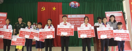 Lãnh đạo Viettel và Sở GD- ĐT Vĩnh Long trao học bổng cho học sinh.