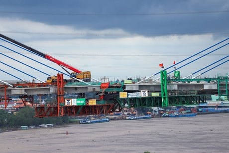 2 nhịp chính dây văng gần như đã nối liền.