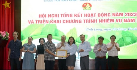 CLB Nghiệp vụ các cung, nhà thiếu nhi, trung tâm hoạt động thanh thiếu nhi khu vực phía Nam trao tặng công trình 40 triệu đồng cho thiếu nhi Vĩnh Long.