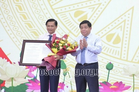 Đồng chí Nguyễn Chí Dũng - Ủy viên Trung ương Đảng, Bộ trưởng Bộ Kế hoạch và Đầu tư trao Quyết định của Thủ tướng Chính phủ phê duyệt Quy hoạch tỉnh Sóc Trăng thời kỳ 2021 - 2030, tầm nhìn đến năm 2050