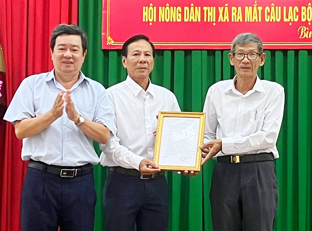  Ông Thái Văn Hùng- Chủ tịch Hội Nông dân TX Bình Minh trao quyết định thành lập CLB Nông dân tỷ phú Bình Minh.