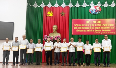 Ông Huỳnh Thái Nho- Phó Bí thư Thường trực Thị uỷ và ông Châu Văn Trịa- Trưởng Ban Dân vận Thị uỷ trao giấy khen cho các nông dân SXKDG, tiêu biểu của thị xã năm 2023.