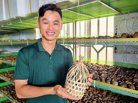 Anh Nguyễn Phú Vinh bên sản phẩm ốc gác bếp.