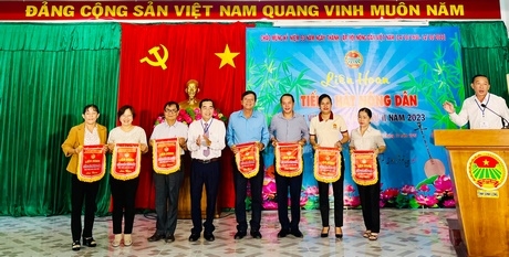 Ban tổ chức trao cờ lưu niệm cho các đơn vị.