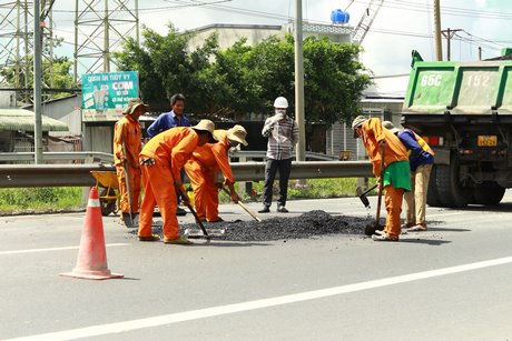 QL1 đi qua tỉnh Vĩnh Long xuất hiện nhiều ổ gà, đang được sửa chữa. Ảnh:N. KHÁNH