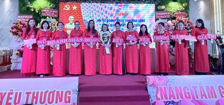 Ban chấp hành Hội Nữ doanh nhân tỉnh Vĩnh Long nhiệm kỳ 2023 - 2028 ra mắt đại hội.