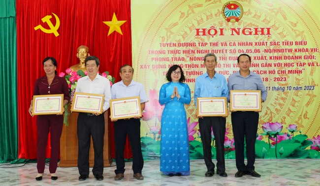 Bà Nguyễn Thị Minh Hạnh- Uỷ viên Thường vụ Tỉnh uỷ, Trưởng Ban Dân vận Tỉnh uỷ trao bằng khen cho các tập thể xuất sắc trong phong trào Nông dân thi đua SXKDG.
