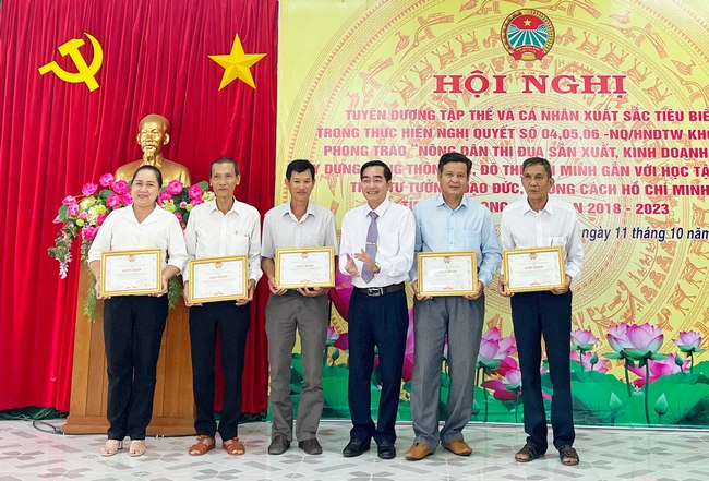 Ông Lê Thanh Hiền- Chủ tịch Hội Nông dân tỉnh tặng giấy khen cho 5 Chi hội nông dân nghề nghiệp xuất sắc, tiêu biểu.