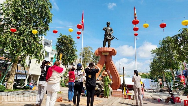 Người dân thắp hương tượng Anh hùng dân tộc Nguyễn Trung Trực.