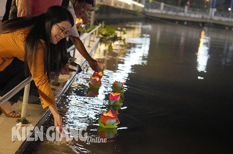 Thả hoa đăng.