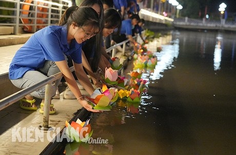 Đoàn viên, thanh niên TP. Rạch Giá thả hoa đăng xuống sông Kiên.