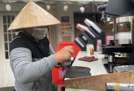 Tại xe cà phê mang đi, khách hoàn toàn có thể quan sát các công đoạn chế biến cà phê.