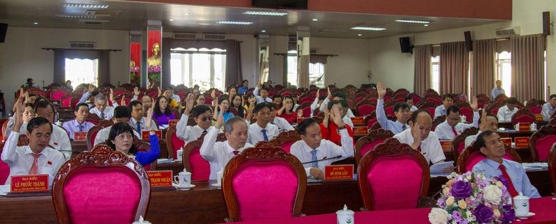 Đại biểu HĐND biểu quyết thông qua nội dung chương trình kỳ họp.
