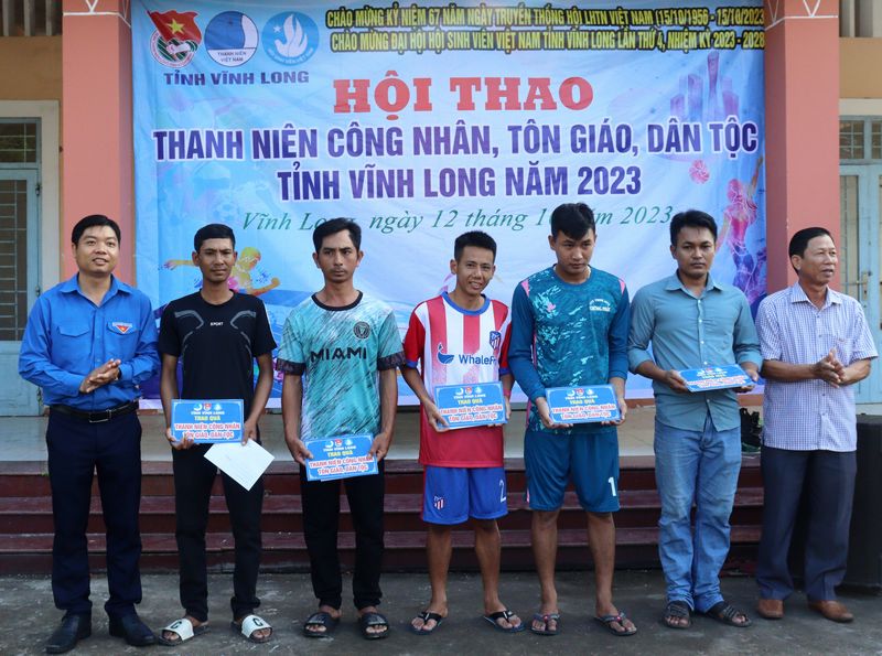 Trao tặng quà cho thanh niên dân tộc, tôn giáo có hoàn cảnh khó khăn