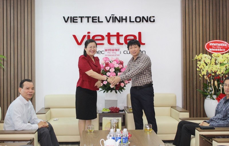 Đoàn đến thăm và chúc mừng Viettel chi nhánh Vĩnh Long.