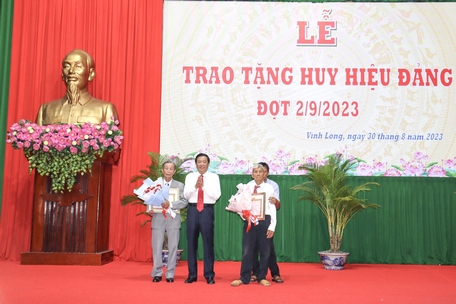 Bí thư Tỉnh ủy- Bùi Văn Nghiêm trao Huy hiệu Đảng cho các đồng chí cao niên tuổi Đảng.