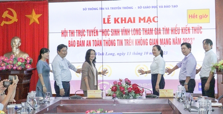 Đại biểu tham dự nghi thức khai mạc hội thi.