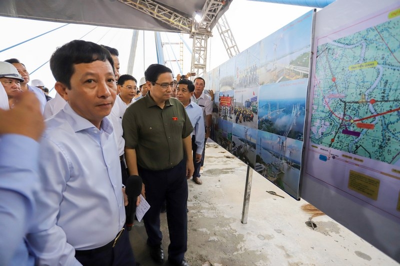 Thủ tướng Chính phủ Phạm Minh Chính nghe đơn vị báo cáo tiến độ thi công.