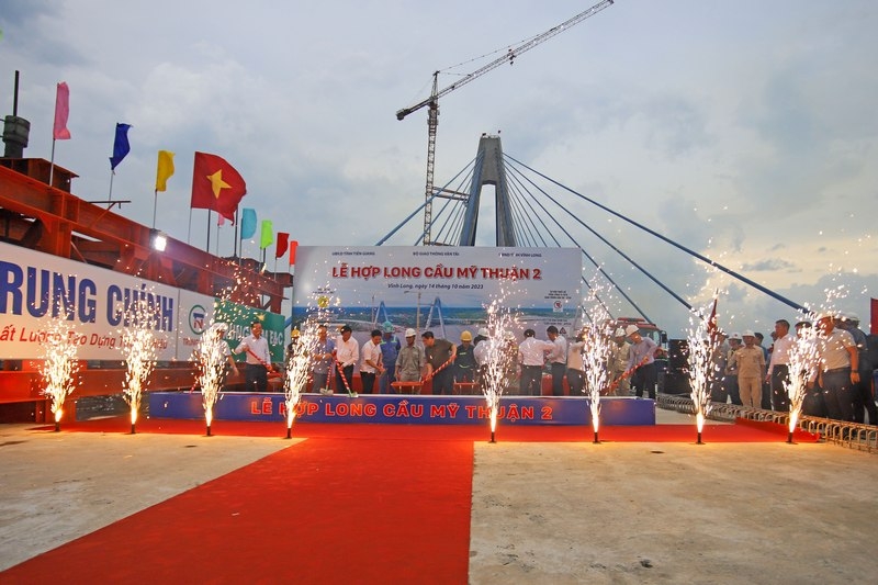 Thủ tướng chính phủ, bộ ngành Trung ương và lãnh đạo tỉnh Vĩnh Long, nhà thầu thực hiện nghi thức hợp long.