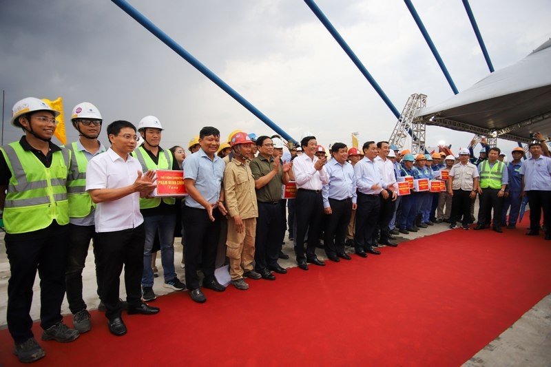Thủ tướng biểu dương nhà thầu, công nhân, kỹ sư đã vượt qua khó khăn hoàn thành công trình vượt tiến độ.