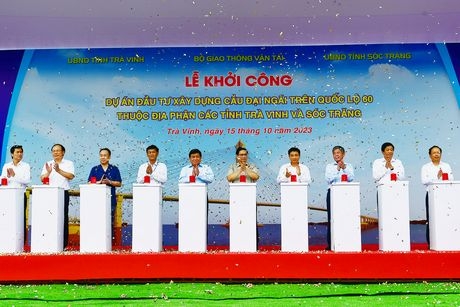 Thủ tướng Chính phủ Phạm Minh Chính, lãnh đạo các Bộ, ngành Trung ương; lãnh đạo nhiều tỉnh, thành ĐBSCL đến dự và phát lệnh khởi công cầu Đại Ngãi.