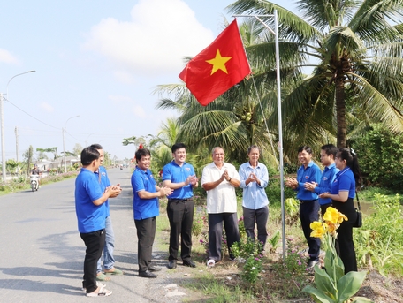 Công trình cột cờ Tổ quốc góp phần tạo diện mạo xã Thuận An thêm khởi sắc.