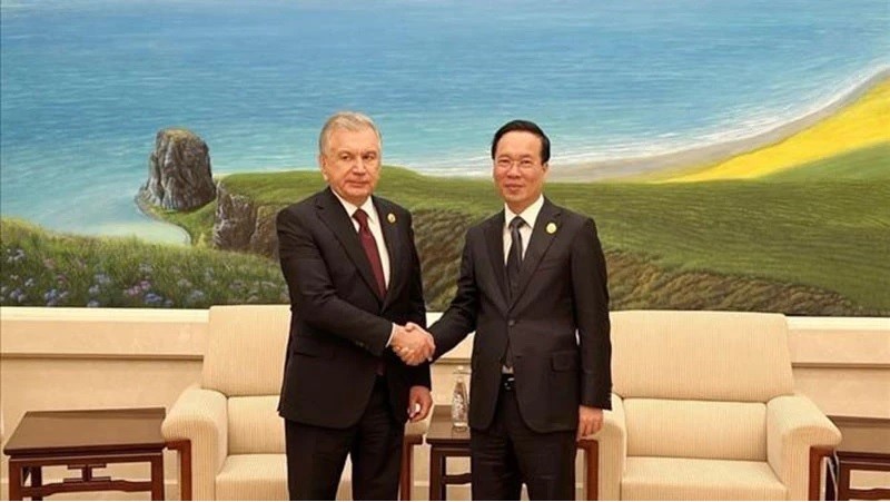 Chủ tịch nước Võ Văn Thưởng và Tổng thống Cộng hòa Uzbekistan Shavkat Mirziyoyev trong cuộc gặp tại Bắc Kinh (Trung Quốc) ngày 17/10/2023. (Ảnh: TTXVN)