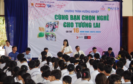 Học sinh tham gia chương trình hướng nghiệp “Cùng bạn chọn nghề cho tương lai”.