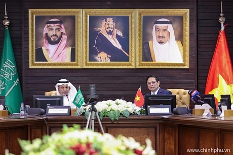 Thủ tướng Phạm Minh Chính và Chủ tịch Liên đoàn các Phòng Thương mại và Công nghiệp Saudi Arabia Hassan Al Hwaiziy dự Diễn đàn doanh nghiệp Việt Nam-Saudi Arabia - Ảnh: VGP/Nhật Bắc