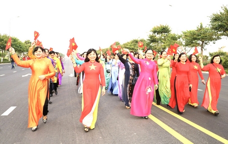 Ngày nay, phụ nữ đã tham gia vào phát triển kinh tế, chính trị và nắm giữ nhiều vị trí quan trọng trong xã hội. Trong ảnh: BCĐ Bình đẳng giới và Vì sự tiến bộ của phụ nữ tỉnh Vĩnh Long diễu hành và đồng diễn trang phục áo dài truyền thống Việt Nam.