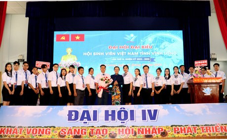 Bà Nguyễn Thị Quyên Thanh- Phó Chủ tịch UBND tỉnh tặng hoa chúc mừng BCH Hội Sinh viên Việt Nam tỉnh nhiệm kỳ mới