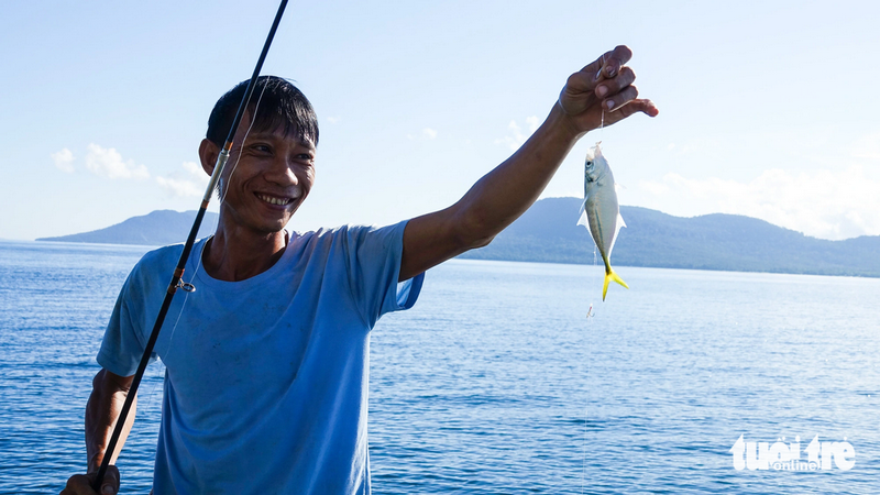 Hoạt động trải nghiệm câu cá đơn giản nhưng khách du lịch rất thích thú khi đến Rạch Vẹm (xã Gành Dầu, TP Phú Quốc) - Ảnh: CHÍ CÔNG