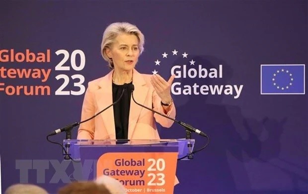 Chủ tịch Ủy ban châu Âu (EC) Ursula von der Leyen phát biểu tại phiên khai mạc diễn đàn. (Ảnh: TTXVN)