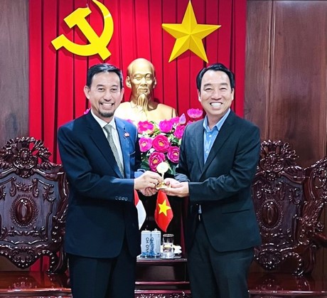 Ông Agustaviano Sofjan- Tổng Lãnh sự quán Indonesia tại TP Hồ Chí Minh chào xã giao lãnh đạo tỉnh Vĩnh Long.